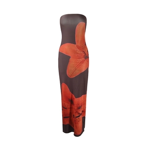 Gros plan détaillé de l'imprimé lys orange sur une robe d'été moulante marron chic