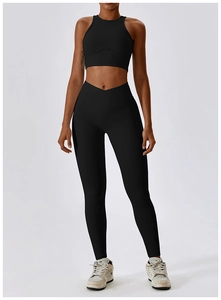 Détail d'un ensemble de yoga noir avec taille en V et soutien-gorge de sport dos croisé