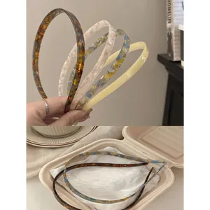 Détails de divers serre-têtes en acétate avec motifs marbre et écailles de tortue