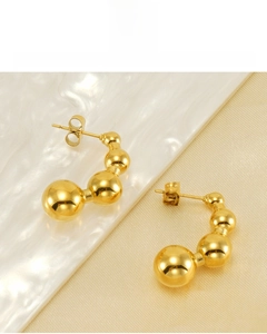 Detail of 18K gold plated pea-shaped earrings showing nickel-free and anti-tarnish features