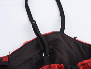 Détail de la bandoulière noire réglable avec boucle argentée sur robe en organza