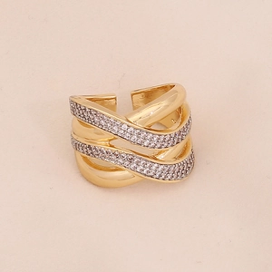 Vue détaillée d'une bague dorée multicouche avec zircons pavés sur anneau large