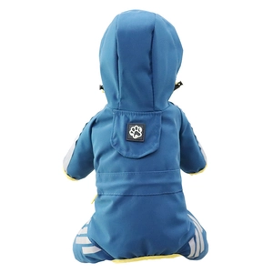 Vue arrière d'un imperméable bleu pour chien avec bordure jaune et motif de patte