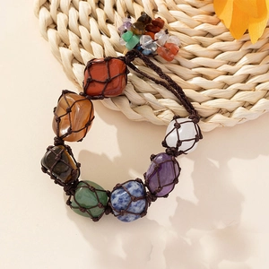 Détail de sept pierres naturelles de chakra tissées à la main pour bracelet de guérison
