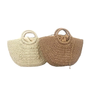 Halfmaan stro handtassen in beige en bruin met ronde handvatten en koordsluiting