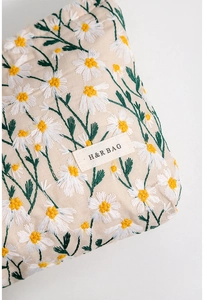 Detailansicht der Gänseblümchen-Stickerei auf einer hochwertigen beigen Baumwolltasche
