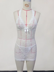 Dettaglio del set lingerie in pizzo bianco con dettagli in mesh e fiocco di raso