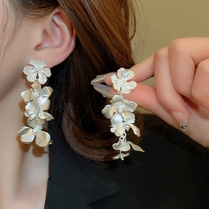 Silver metallic layered flower petal tassel drop earrings for a minimalist vintage look