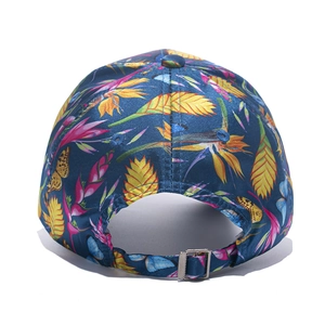 Dettaglio cappello baseball tropicale con fibbia in metallo e stampa uccelli paradiso