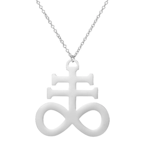 Vue détaillée du pendentif Croix de Léviathan en acier inoxydable argenté mat