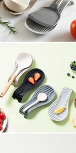Détail du repose-ustensile en silicone alimentaire avec rainures pour spatules de cuisine