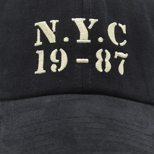 Vue macro de la broderie NYC 19-87 sur une casquette de baseball en coton noir
