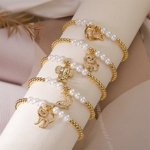 Bracciali con perle dorate e ciondoli animali scintillanti come elefanti e gatti