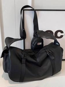Grand sac de sport noir imperméable avec bandoulière réglable et pochette ronde