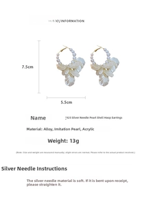 Détail des boucles d'oreilles perles avec pétales de nacre, mesurant 7,5cm par 5,5cm