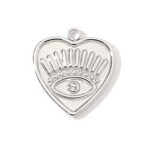 Vue macro du pendentif cœur en acier inoxydable avec l'œil maléfique et cristal