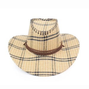 Dettaglio macro di cappello di paglia a quadri con corda intrecciata decorativa marrone