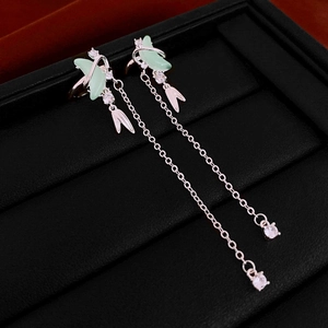 Détail de boucles d'oreilles lune zircon avec pampilles, feuilles vertes et chaîne argent