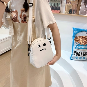 Gros plan du sac bandoulière en toile blanche avec graffiti de dessin animé mignon