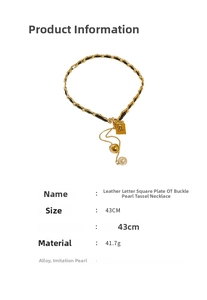 Vue détaillée du collier perle avec fermoir OT, lanière en cuir et pendentif carré