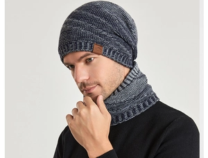 Détail de la texture tricotée et de l'étiquette en cuir marron sur l'ensemble bonnet d'hiver