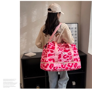 Sac de voyage yoga léopard rose avec compartiment à chaussures porté par mannequin