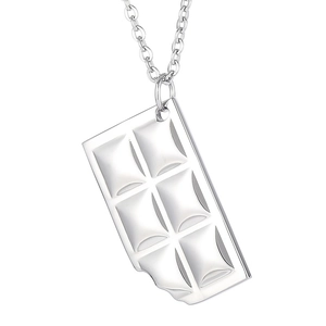 Collier avec pendentif tablette de chocolat argenté et détail de morsure réaliste
