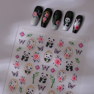 Detaillierte 5D-Präge-Nagelaufkleber mit Pandas, rosa Pfingstrosen und Goldstrukturen