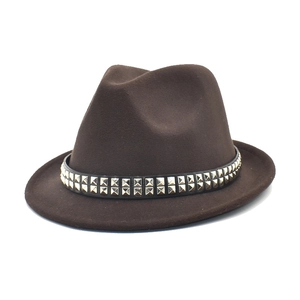 Dettaglio cappello fedora marrone con borchie quadrate dorate su cinturino in pelle