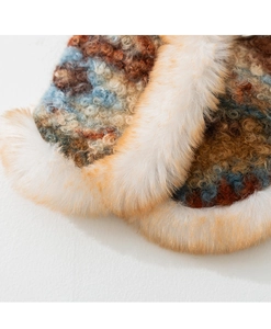 Detaillierte Nahaufnahme von warmem Locken-Fleece mit buntem Gewebe und Plüschbesatz