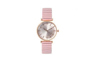 Détail de la montre rose tendance avec cadre or rose et index en strass discrets