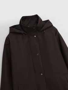 Detailaufnahme der Kapuzenjacke mit Kordelzug, Stehkragen und Metalldruckknöpfen vorne