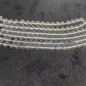 Vue détaillée de perles rondes en cristal de roche transparent pour la création de bijoux DIY