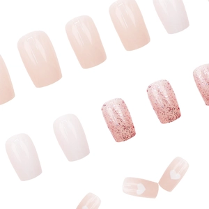 Rosa transparente Kunstnägel in Quadratform mit Glitzer und weißen Herz-Mustern