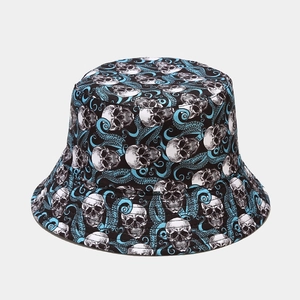 Détail d'un bob noir style street avec motifs de crânes et tentacules de poulpe