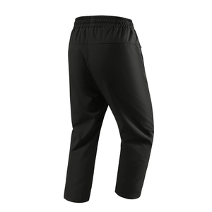 Rückansicht der schwarzen Lammwollhose mit elastischem Bund und geradem Beinschnitt