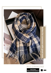 Détail de l'écharpe à carreaux bleu marine et beige avec franges et texture brossée douce