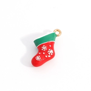 Détail d'un pendentif botte de Noël en émail rouge et vert avec motifs de flocons