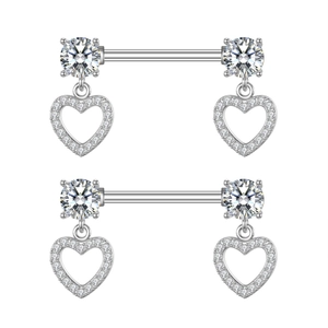 Dettaglio di piercing capezzolo argento con ciondoli in cristallo a cuore e tondi