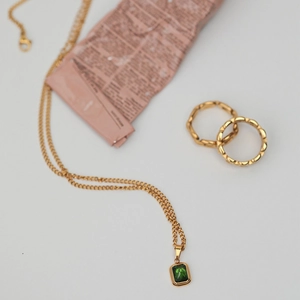 Vintage emerald pendant necklace with gold chain and two textured rings for women
