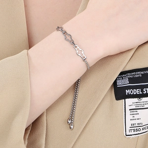 Bracciale a croce regolabile in acciaio al titanio argento da donna con design a coulisse