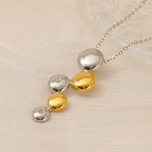 Collier chic en acier inoxydable avec pendentifs galets en grappe et pierres en zircon