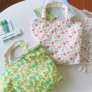 Vue de dessus de petits sacs à main en coton à motifs floraux et étiquettes Simple Wish