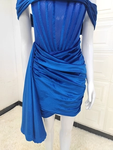 Détail de la robe bleu roi froncée avec empiècements en mesh et fini satiné