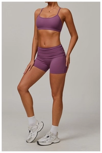 Détail de l'ensemble de yoga violet avec short froncé et brassière de sport