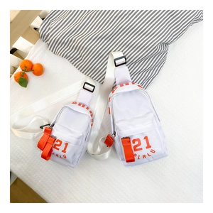 Détail de sacs de poitrine en nylon blanc avec imprimé 21 RLU orange et bandoulière