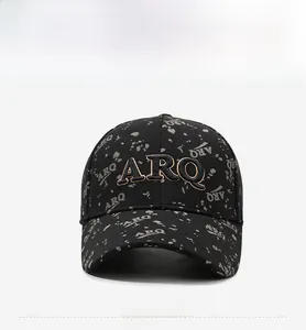 Gros plan détaillé d'une casquette noire avec broderie ARQ et motifs imprimés