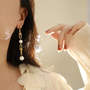 Boucles d'oreilles élégantes chaîne dorée avec boucle fer à cheval et perles blanches