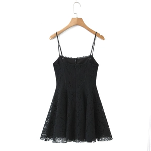 Détails de broderie en dentelle noire sur une robe courte trapèze à bretelles