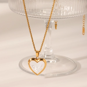 Détail du collier médaillon cœur en or 18 carats avec incrustation de nacre blanche